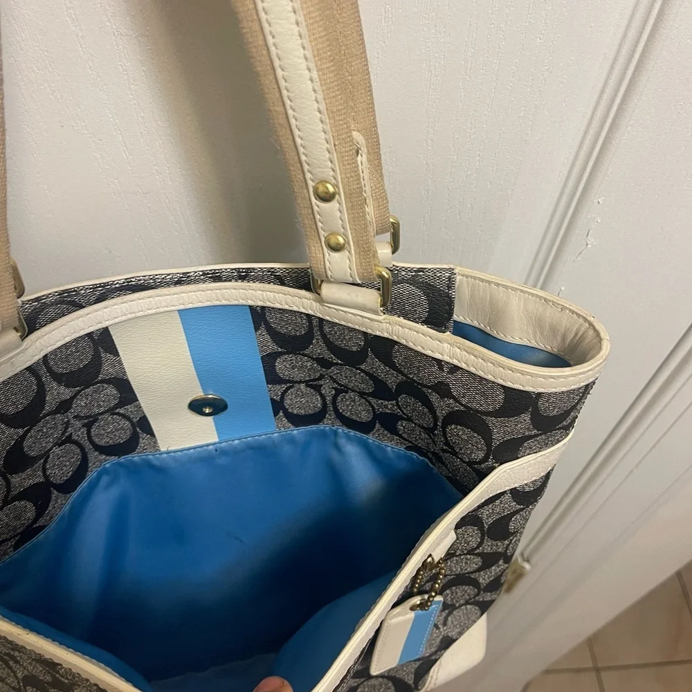Coach bag gray and black with blue and white stripes gold logo in the front_9